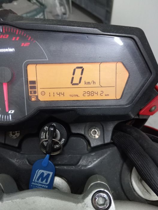 Benelli TNT 125 vermelha