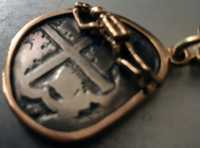 Zawieszka  4 reale srebro ze statku Atocha 1622 r oprawiona w zloto