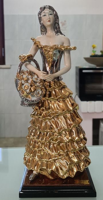 Estatueta porcelana e ouro de lei figura feminina Carfilarte