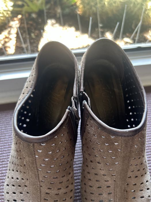 Botins em Camurça Castanha com Debruado