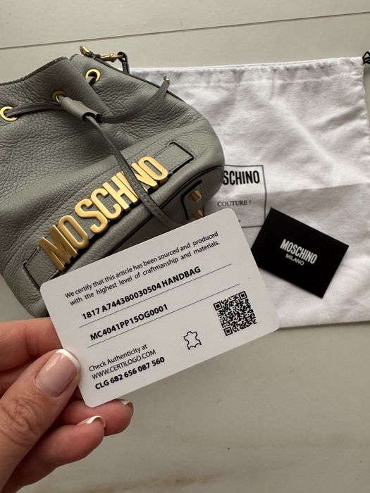 Moschino skórzana torebka worek bucket na regulowanym i odpinamy pasku