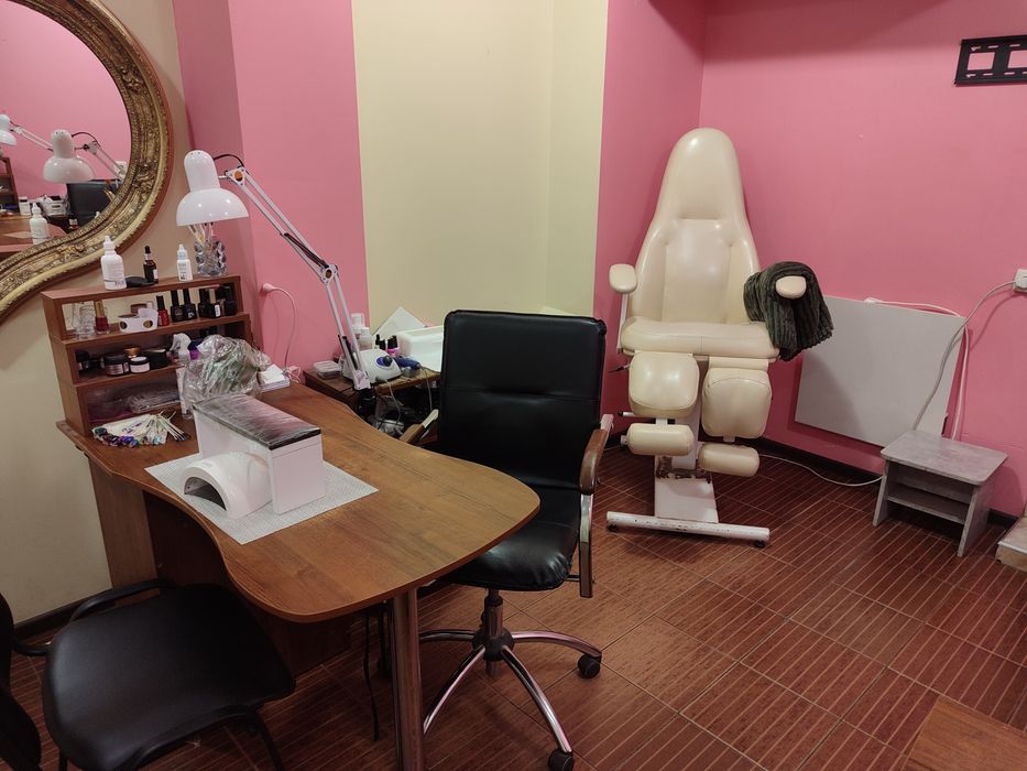 Сдам в аренду место мастера маникю на Роганском Ж.М.ра 2500 гривен мес