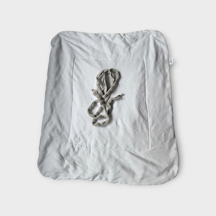 Rożek niemowlęcy biały z szarym pasem Roger Publishing Mamaginekolog