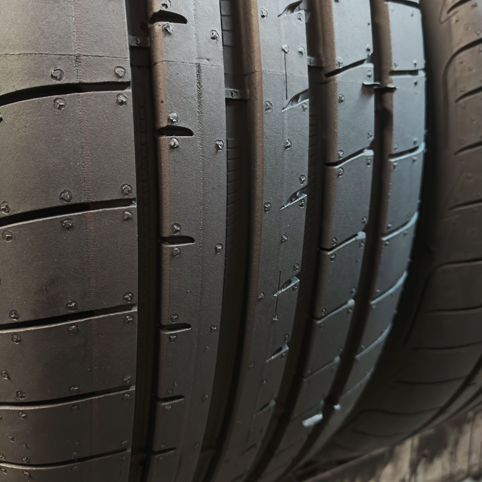 235/45/19 XL Sprzedam komplet opon letnich Goodyear