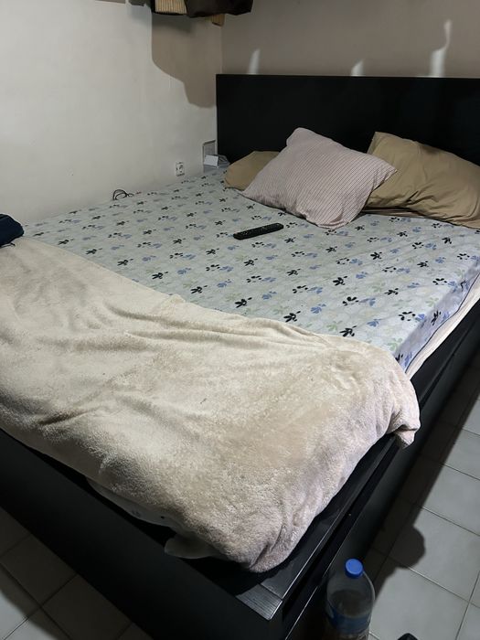 Cama de casal Malm com 4 gavetoes