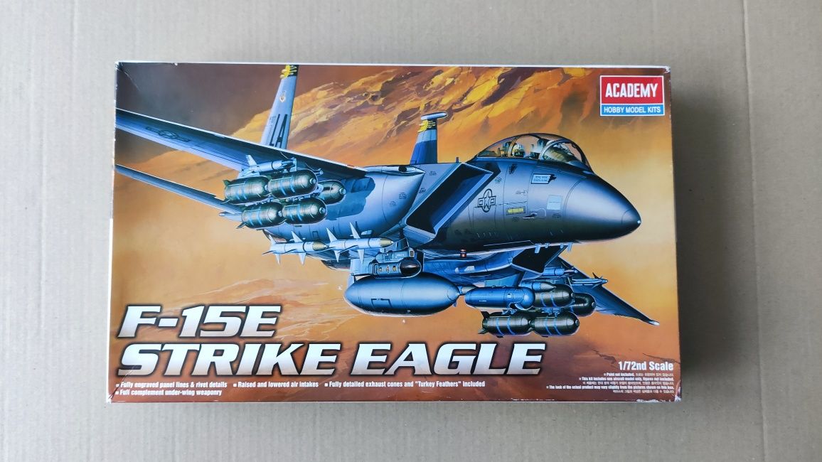 Сборная модель самолета 1:72 F-15E Strike Eagle Academy