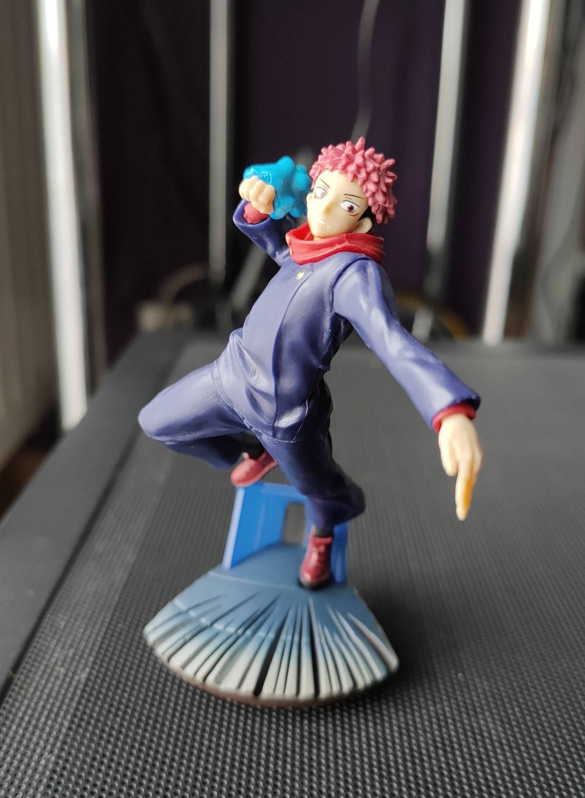 Malutka figurka typu diorama Itadori z Jujutsu Kaisen