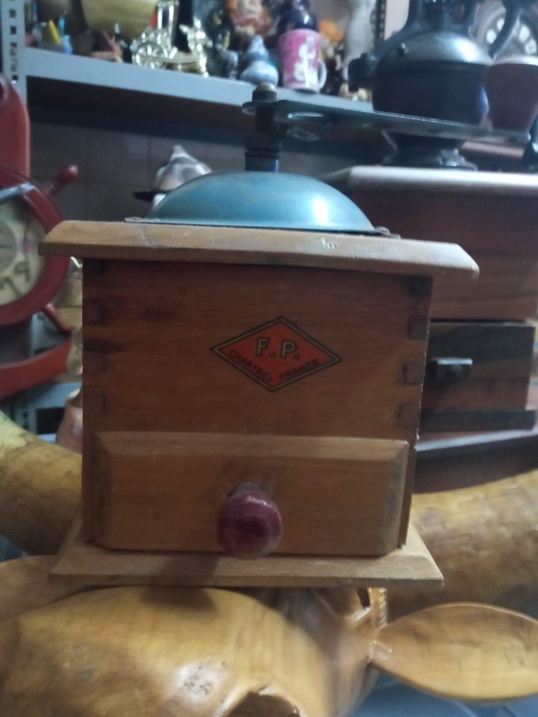 Moinhos de café, para uso ou decoração. todos funcionam. Preços divers