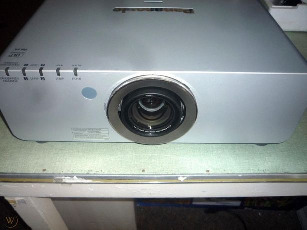 Projector vídeo Panasonic PTD6000 c/ lente standard e lâmpadas novas