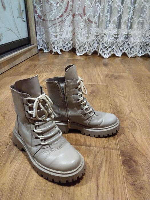 Жіночі ботінки бежеві