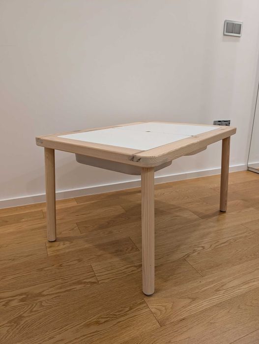 Mesa IKEA Flisat com bancos e recipientes