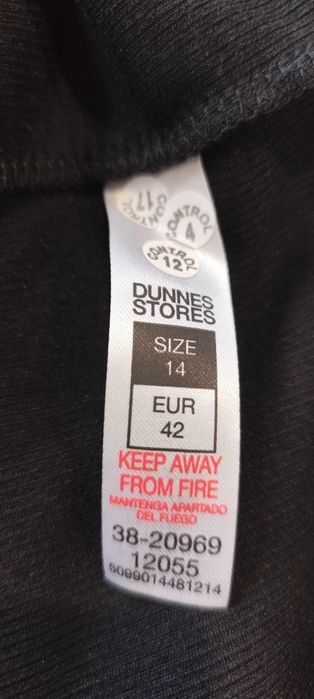 Sukienka czarna z długim rękawem we wzory,nowa