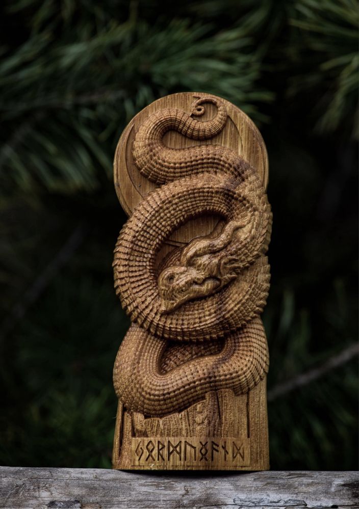 Статуетка з дерева морського  змія Йормунганда