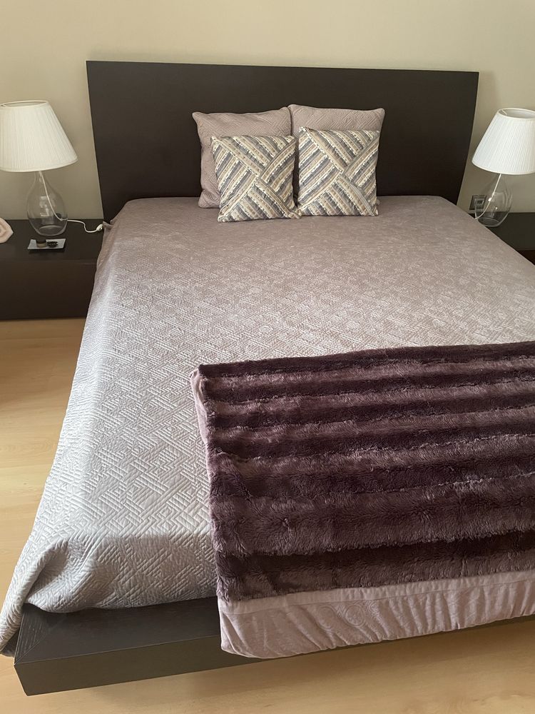Cama de casal com cómoda