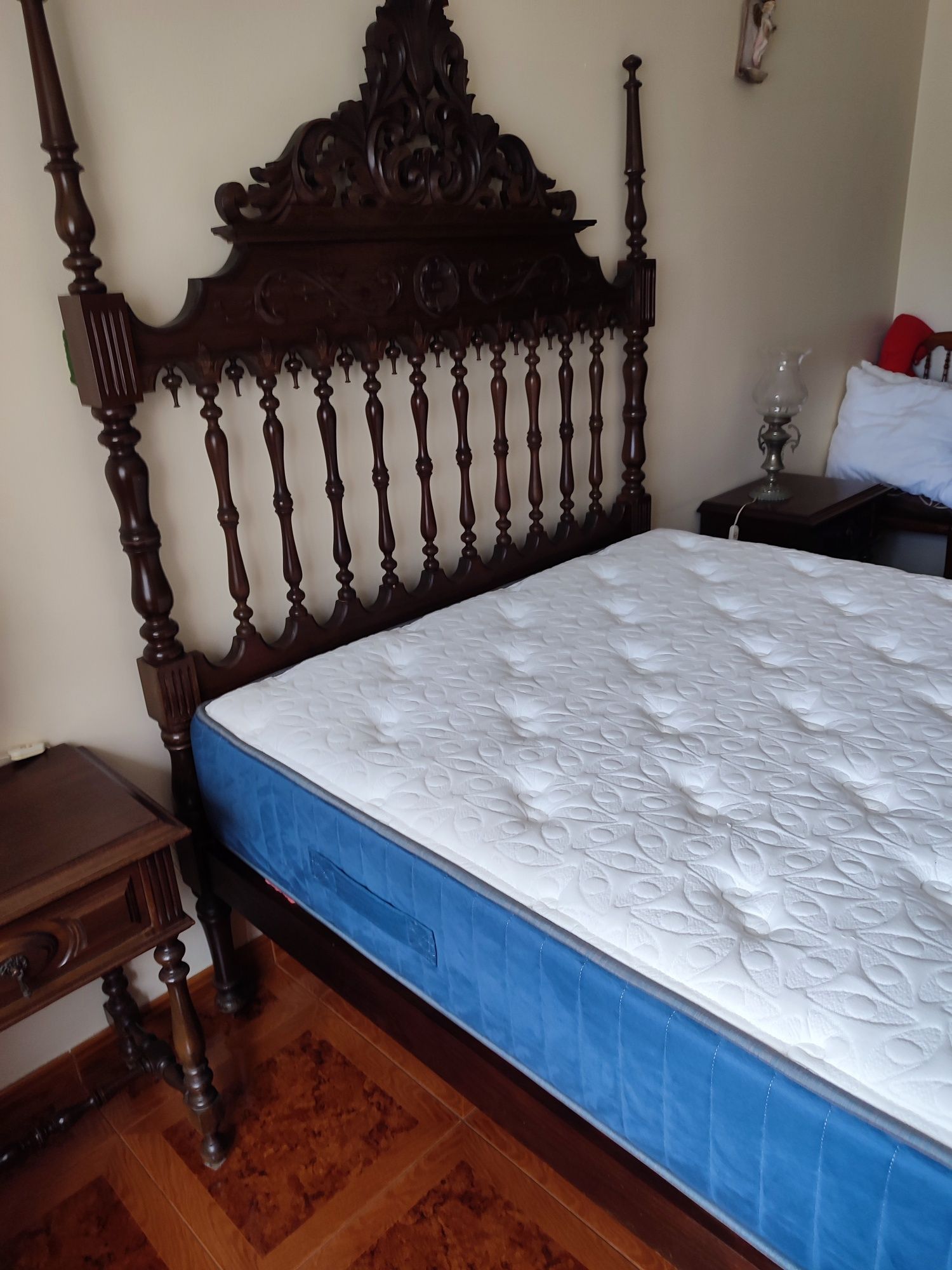 Cama casal antiga
