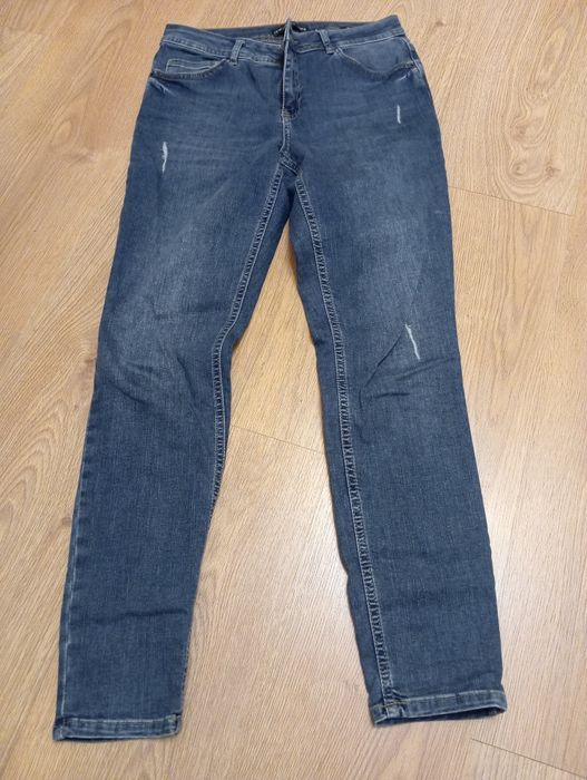 Сірі та сині джинси