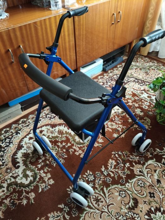 Chodzik, balkonik dla osoby z kłopotami w poruszaniu. Nowy