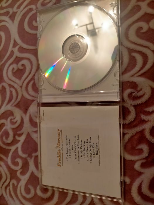 Vendo cd Freddie Mercury como novo