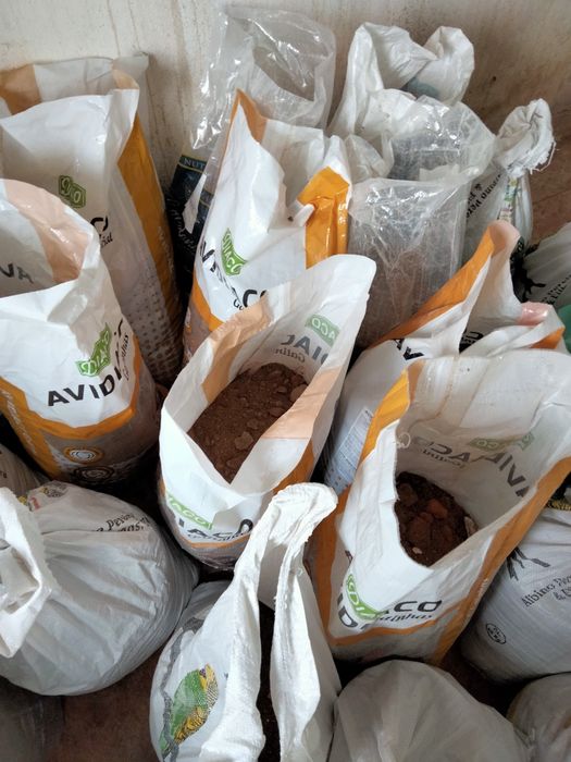 Entulho, cimento, tijolo e terra