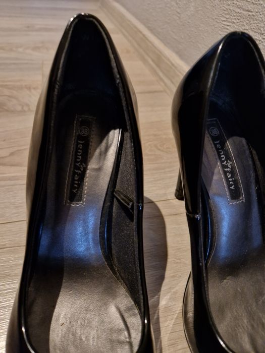 Czarne szpilki lakierowane Jenny Fairy rozmiar 38