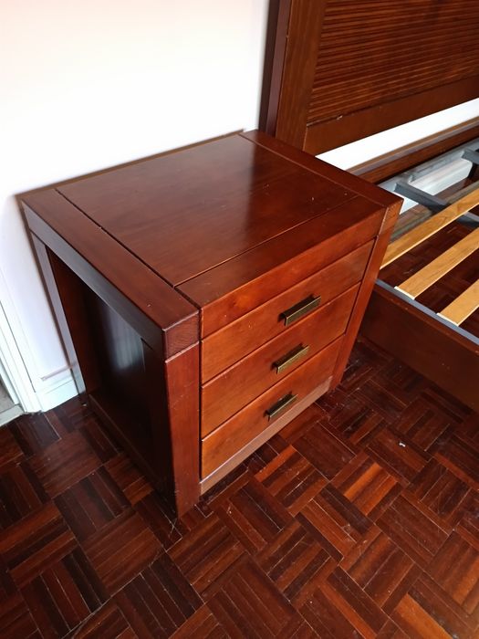 Cama + mesinhas de cabeceira + comoda com espelho
