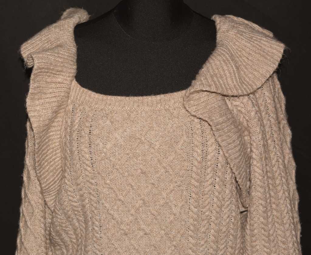 Sweter z falbankami M luzny fason