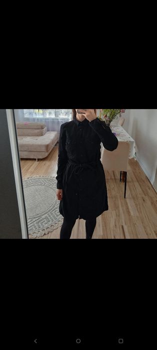 Czarna sukienka z długim rękawem i paskiem