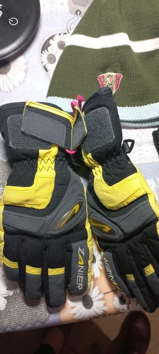 Шапка та перчатки,рукавиці на вік 6 - 9 років