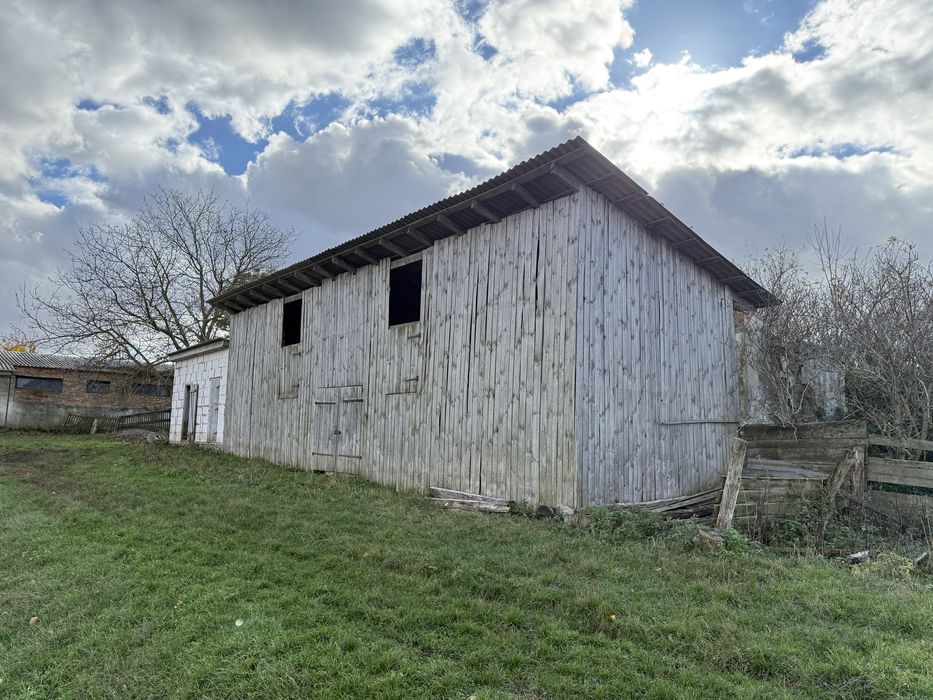 Ферма утеплена з підводом води та земельною ділянкою