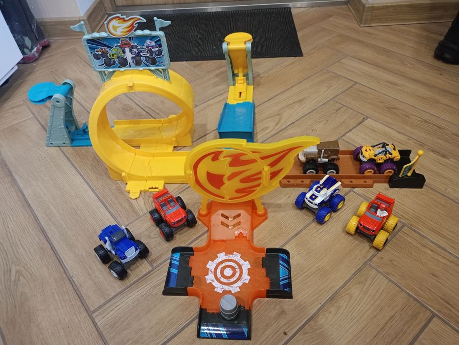 Zabawki z serii Blaze i Megamaszyny Nickledon Tor + 6 bajkowych  pojaz