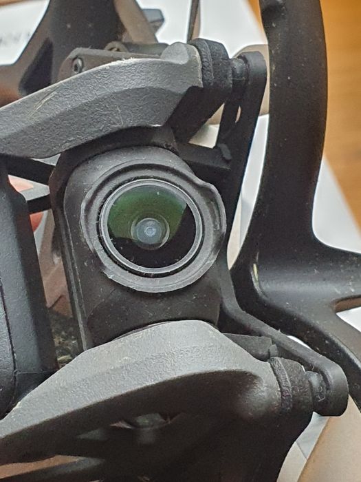 Dron Dji Avata + motion controller, lata, kameruje, ląduje
