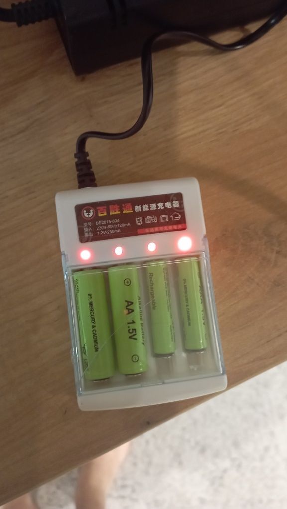 Зарядний пристрій для акумуляторів АА, AAA для NiMh, NiCd на 1,5 V