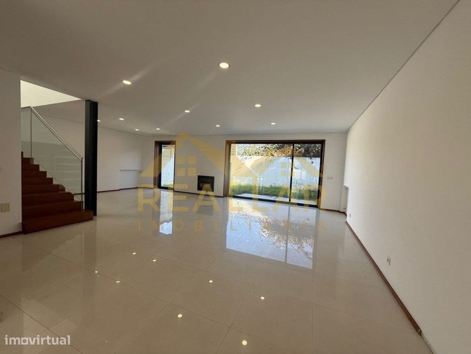 Moradia de Luxo T3 na Areia, Árvore