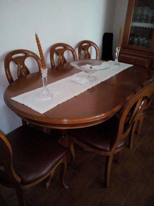 Mesa de sala  com 6 Cadeiras com tampo de pele em Nogueira