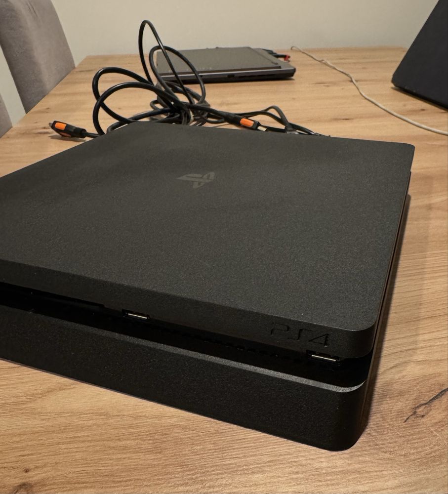 PlayStation 4 Slim w idealnym stanie