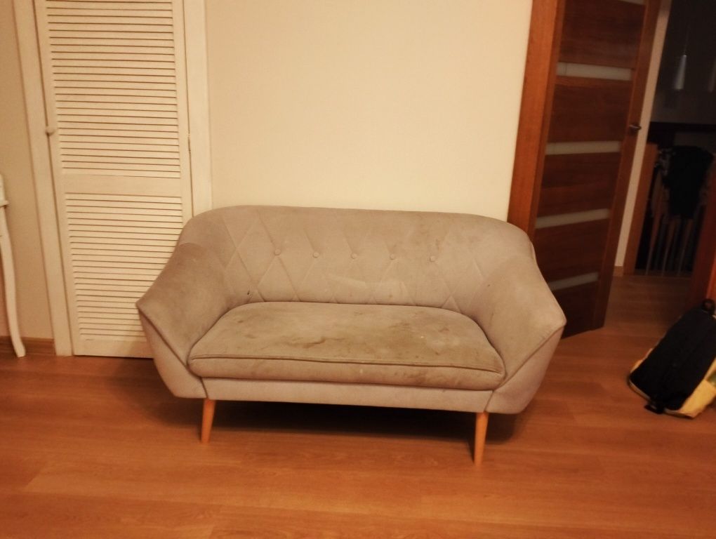 Szara sofa welurowa dwuosobowa