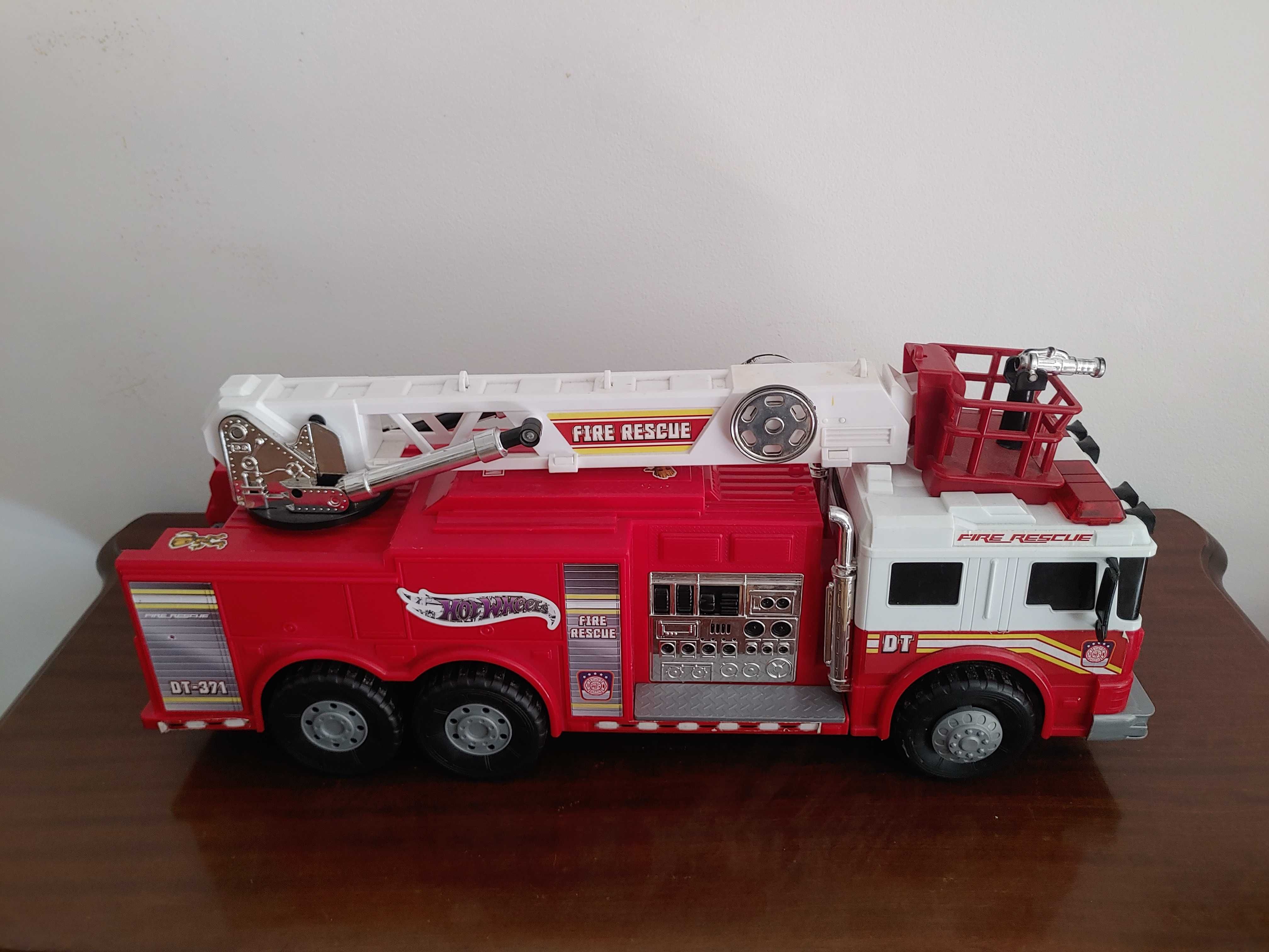 Carro dos Bombeiros com Escada