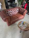 Skórzana sofa Chesterfield 2-osobowa – stylowa i wygodna