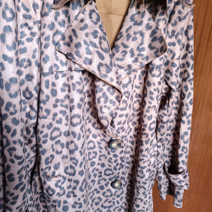 Gabardina em pelo de pêssego estampado tigress NOVA