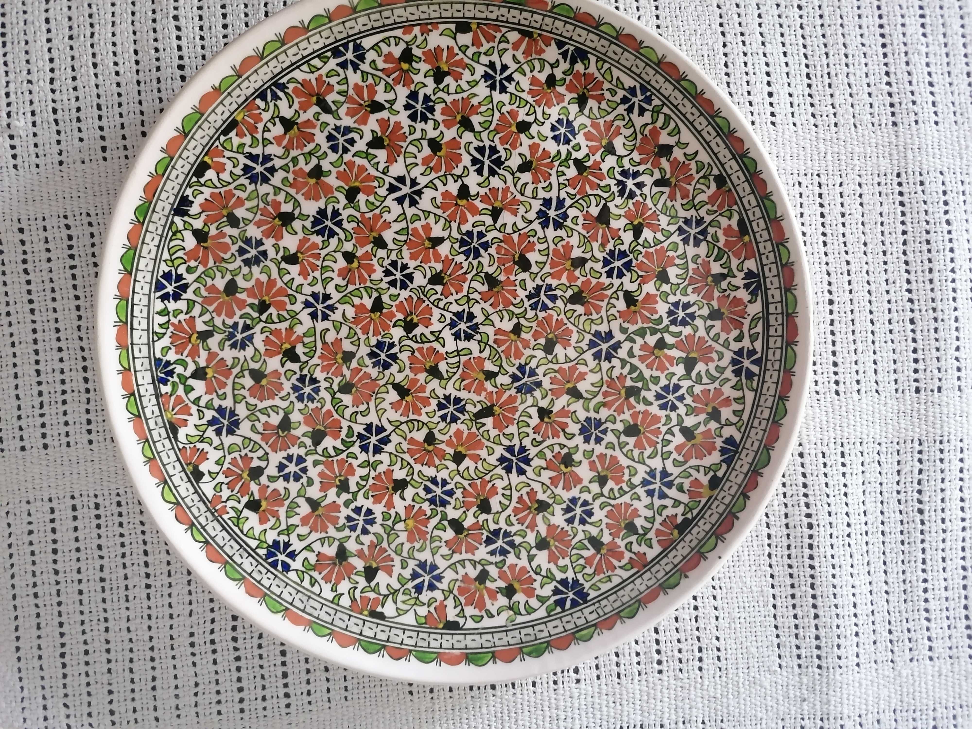 Faiança Iznik pintada À mão.