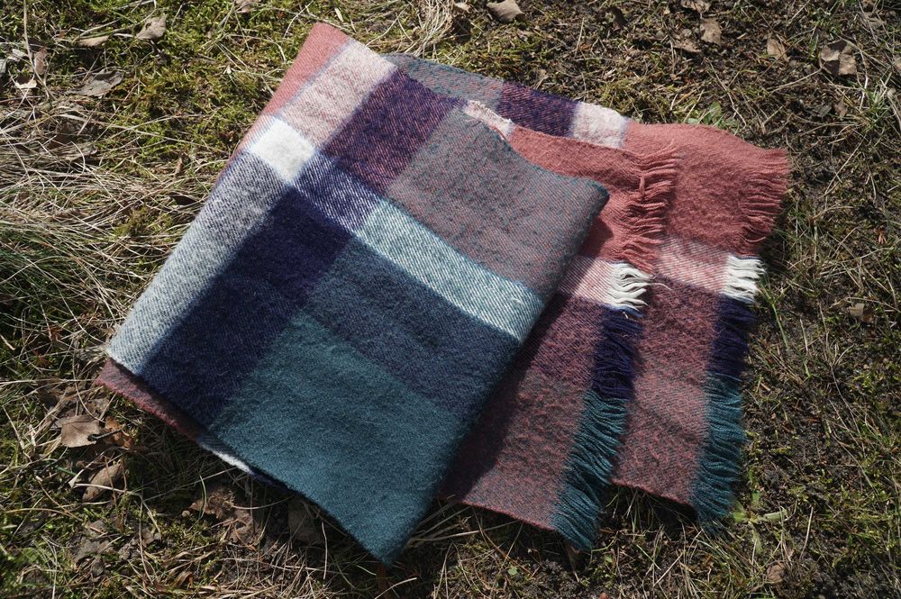 Krótki szalik szal z frędzlami pastelowy w kratkę zielony granatowy