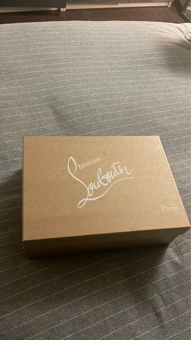 Louboutin semi novo na caixa