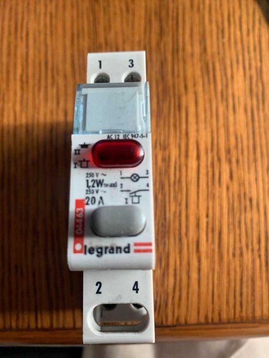 Legrand Łącznik Przyciskowy z lampką czerwona 04463