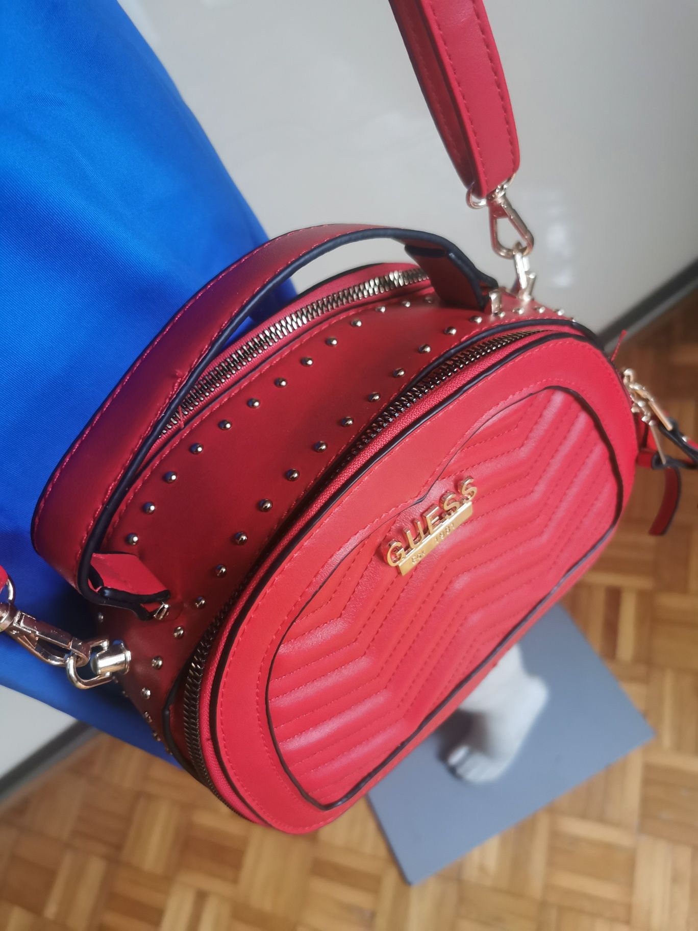 Nowa torebka damska Guess w kolorze czerwonym z ćwiekami złotymi