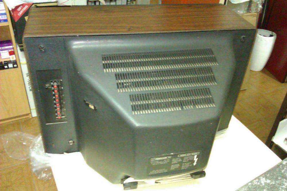 Televisão Vintage 51 cms Ferguson Muito antiga a cores