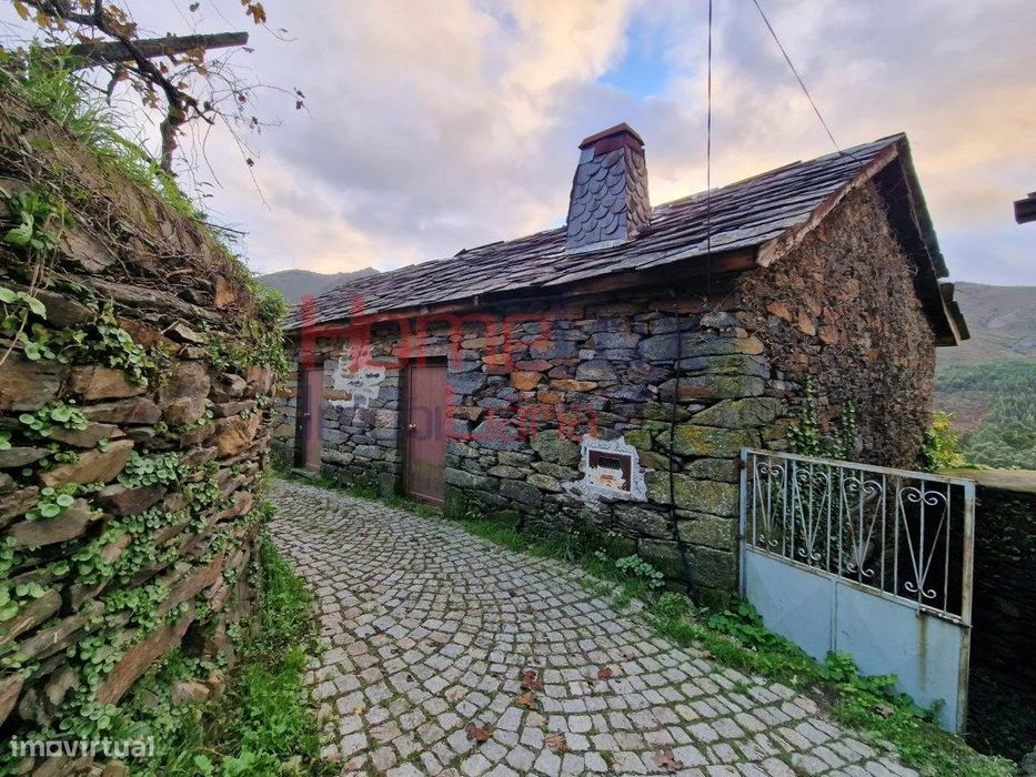 Moradia em xisto para recuperar em Covas do Rio