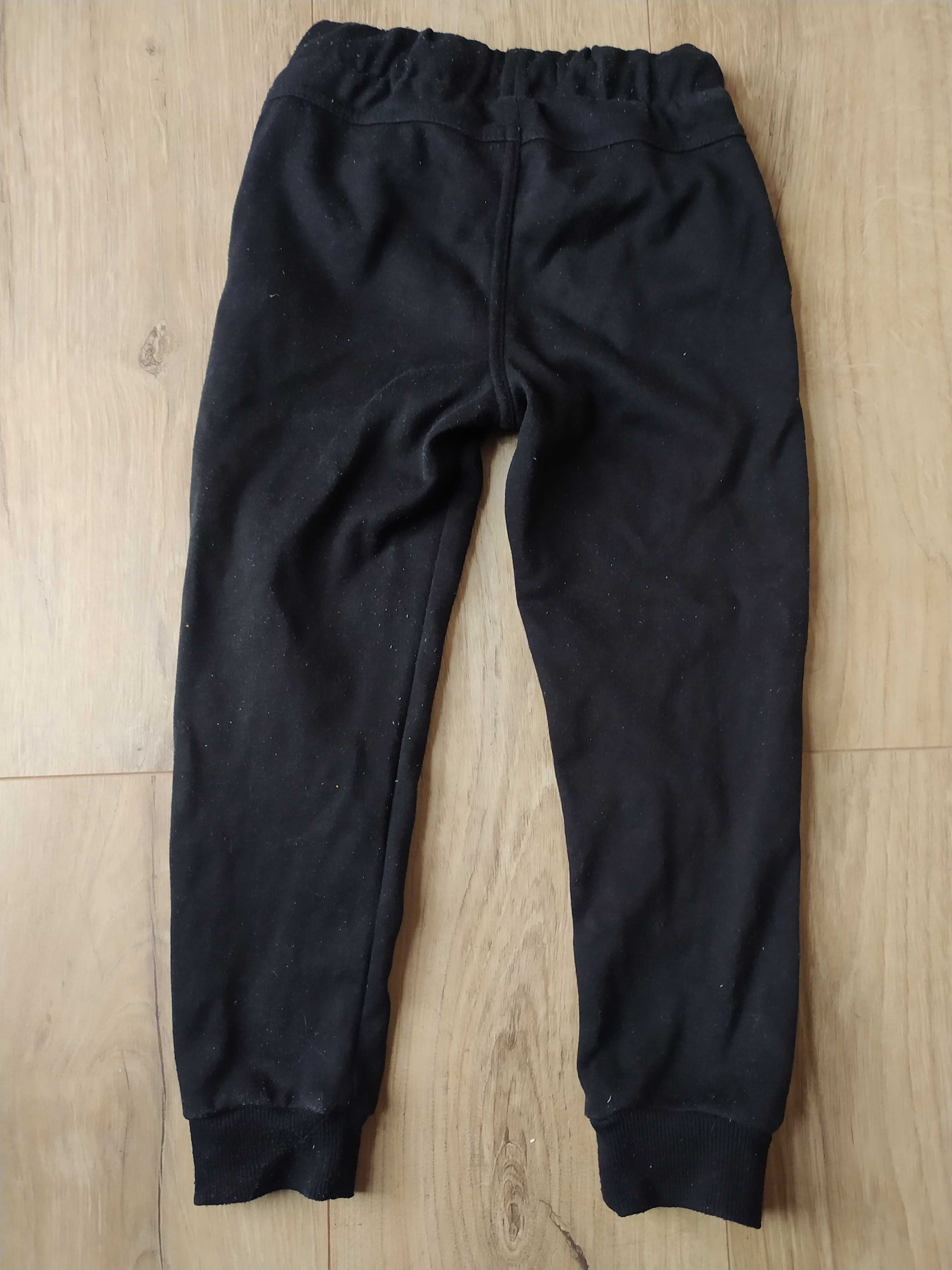 Czarne spodnie dresowe jogger chłopięce 116