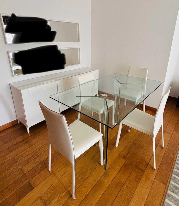 Mesa com tampo de vidro e 4 cadeiras
