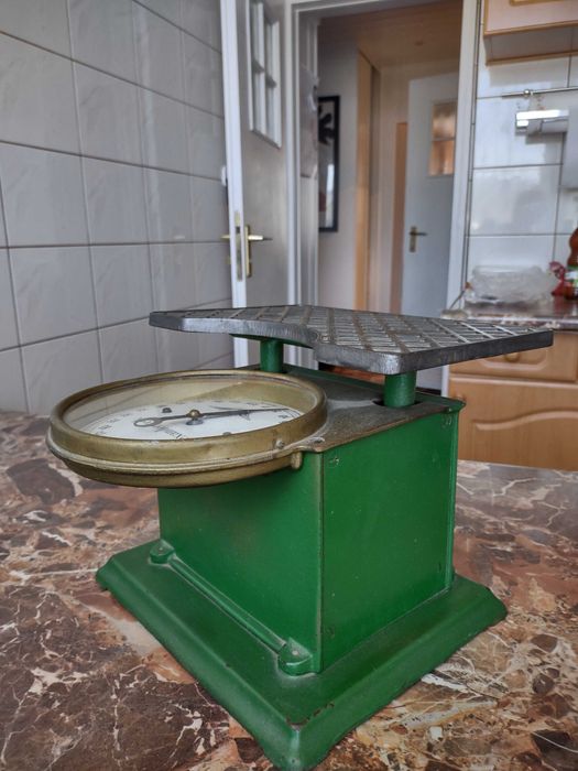 Stara waga łazienkowa, działa taruje się świetny stan