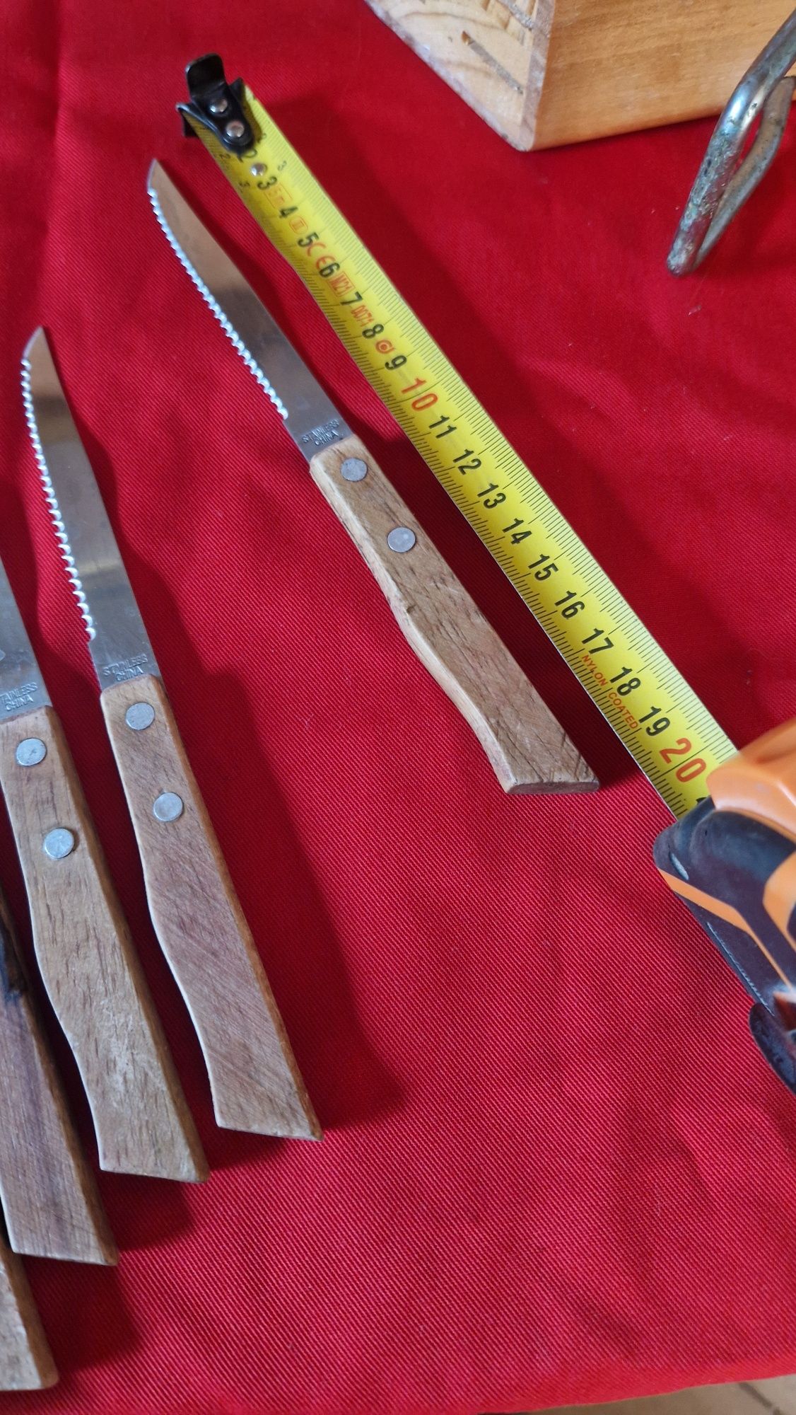 Noże do steków w  drewnianej  podstawie.